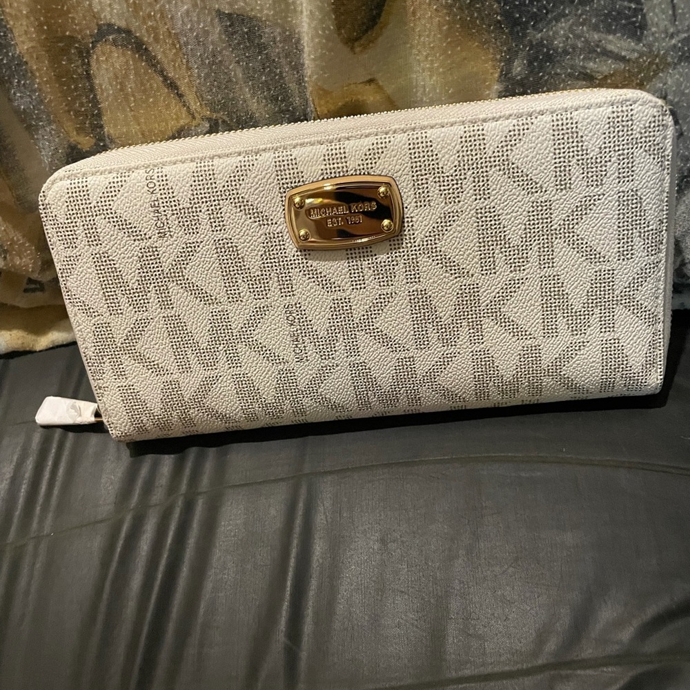 Authentic Michael kors jet set wallet brand new